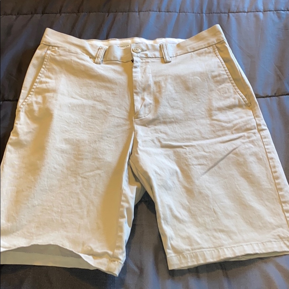Men’s khaki shorts